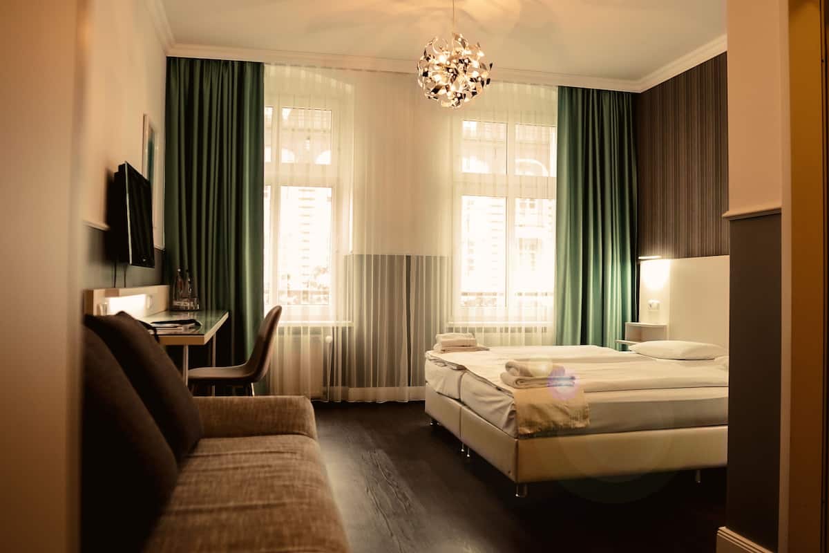Comfort driepersoonskamer | Pillowtop-bedden, een kluis op de kamer, individueel gemeubileerd
