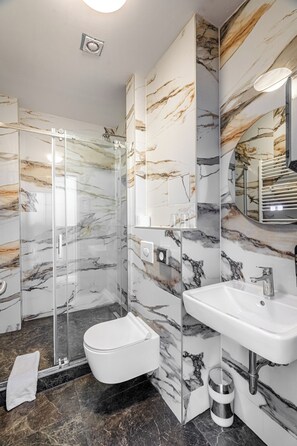 Superior tweepersoonskamer | Badkamer | Een haardroger, handdoeken
