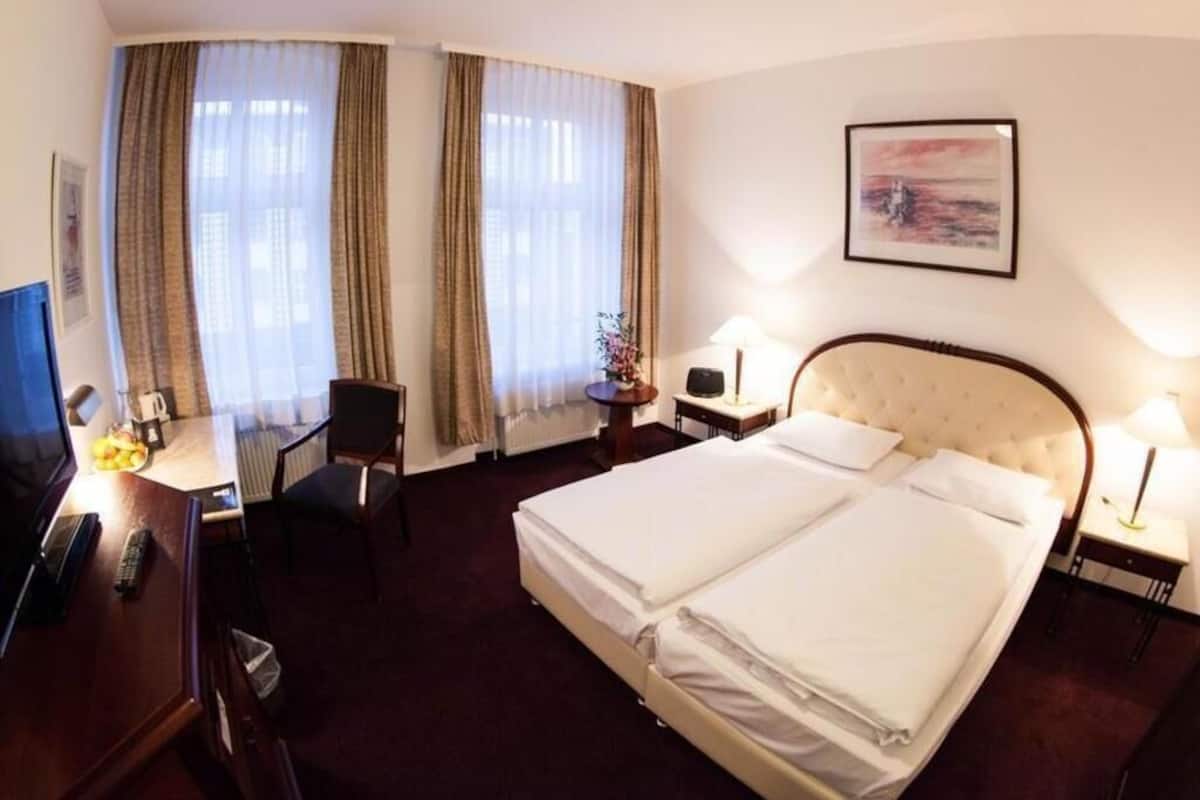 Camas com colchões pillow-top, cofres nos quartos