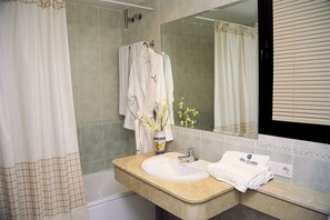 Departamento estándar, 1 habitación, balcón, vista a la alberca | Baño | Tina y regadera independientes, bidet, toallas
