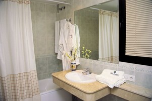 Bañera y ducha independientes, bidet, toallas