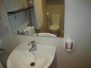 淋浴设施、免费洗浴用品、吹风机、毛巾