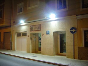 Front of property - evening/night - Hostal El Estudio (Almansa)