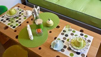 Petit déjeuner en semaine (5 EUR par personne)