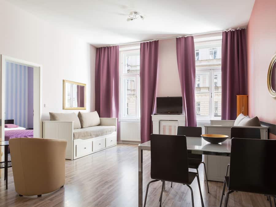 Apartamento família | Cofres nos quartos, individualmente decorados, cortinas blackout