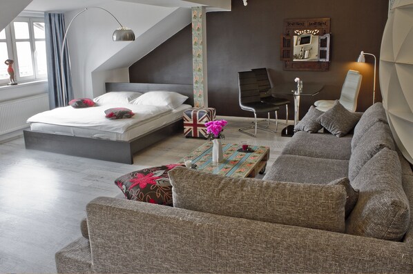 Superior Family Apartment | Caja de seguridad en la habitación y decoración personalizada 