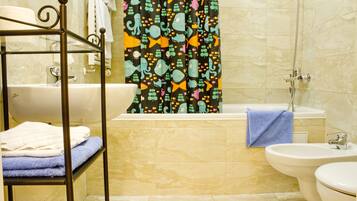 Superior Family Apartment | Baño | Artículos de higiene personal gratuitos, secador de pelo y toallas
