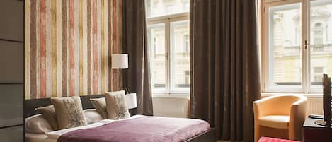 Tallelokero huoneessa, yksilöllisesti sisustettu, pimennysverhot