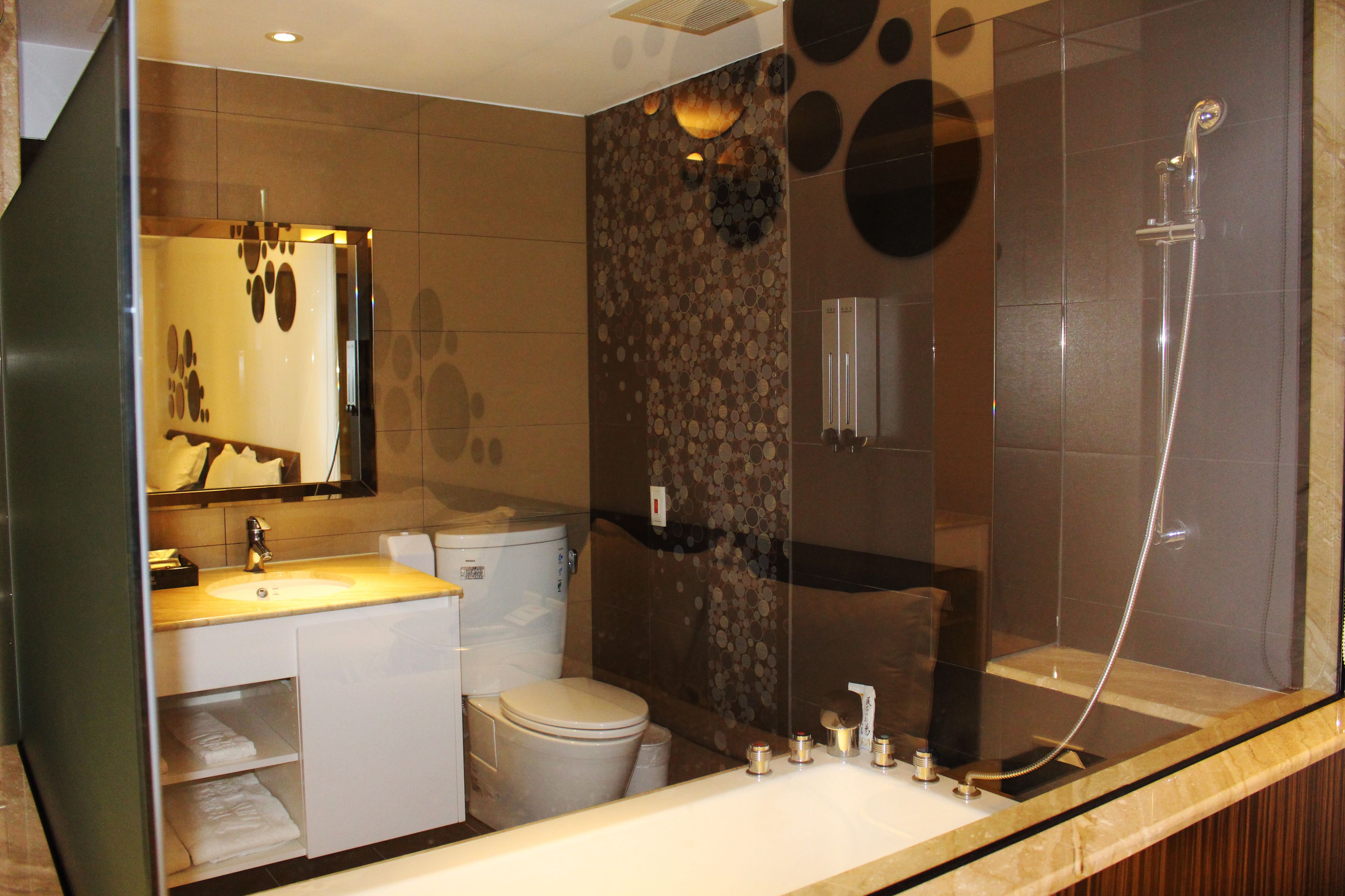 Une salle de bain moderne avec une douche à parois de verre, un lavabo et des toilettes.