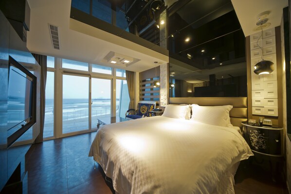 Deluxe Room, 1 King Bed, Beach View
