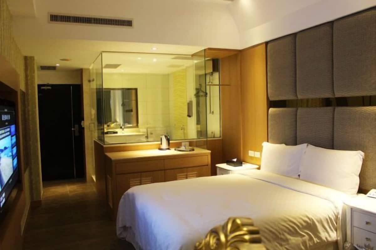 Desk, blackout drapes, rollaway beds, free WiFi