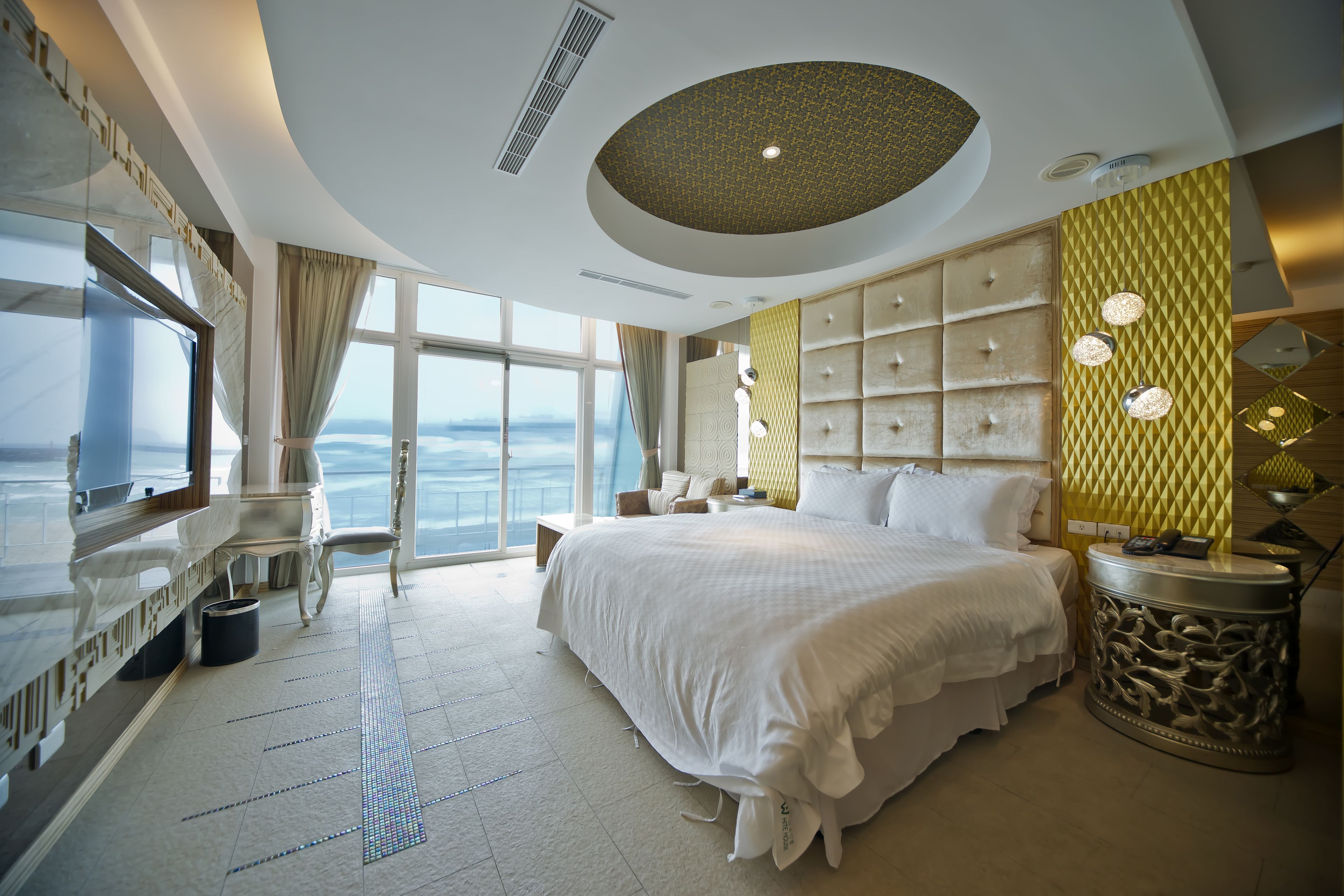 デラックス ルーム キングベッド 1 台 ビーチビュー | デスク、遮光カーテン、可動式ベッド、WiFi (無料)