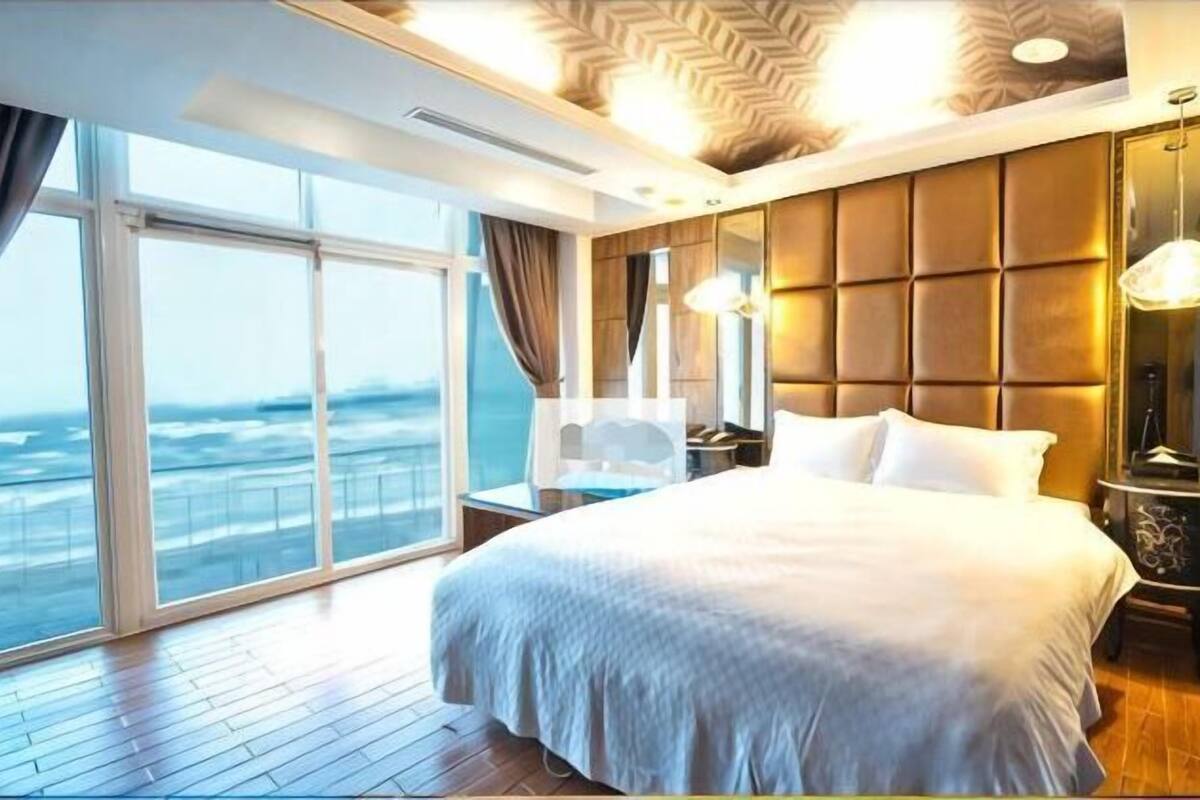 Desk, blackout drapes, rollaway beds, free WiFi