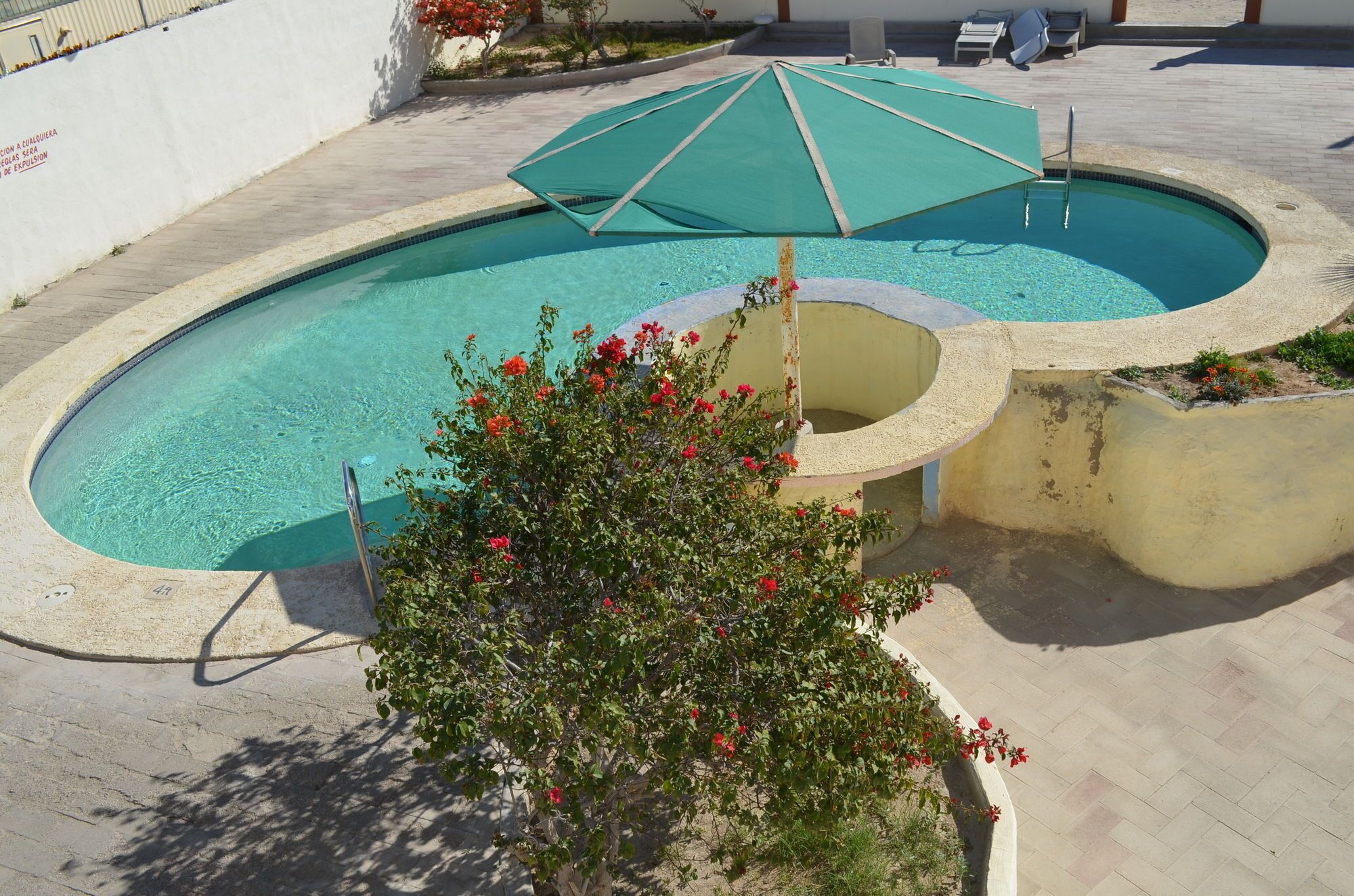 2 albercas al aire libre 