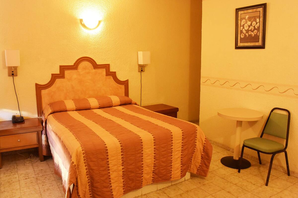 Single Room, 1 Queen Bed | Down duvets, in-room safe, blackout curtains