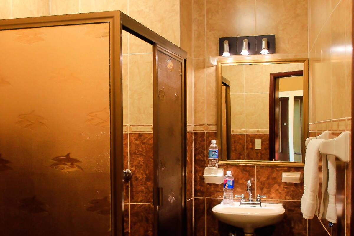 Standard Room, 1 Double Bed | Bathroom | Free toiletries