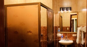Habitación estándar, 1 cama matrimonial | Baño | Amenidades de baño gratuitas 