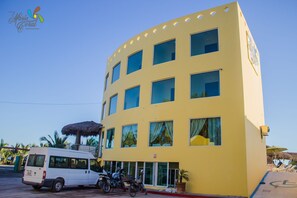 Vista frontal de la propiedad