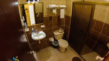 Habitación con 1 cama matrimonial o 2 individuales | Baño | Amenidades de baño gratuitas