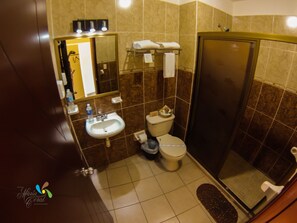 Double or Twin Room | Bathroom | Free toiletries - Hotel María Coral (Mazatlan)