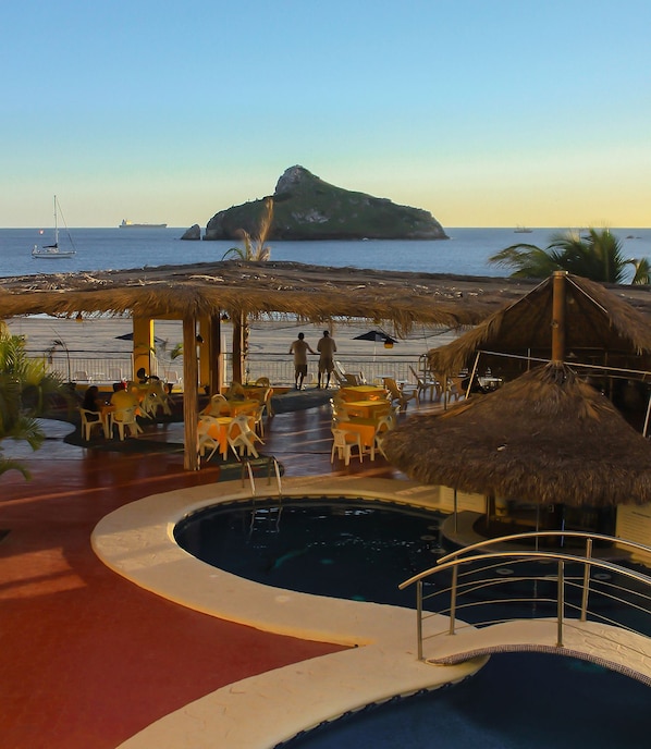 Outdoor pool, pool umbrellas - Hotel María Coral (Mazatlan)