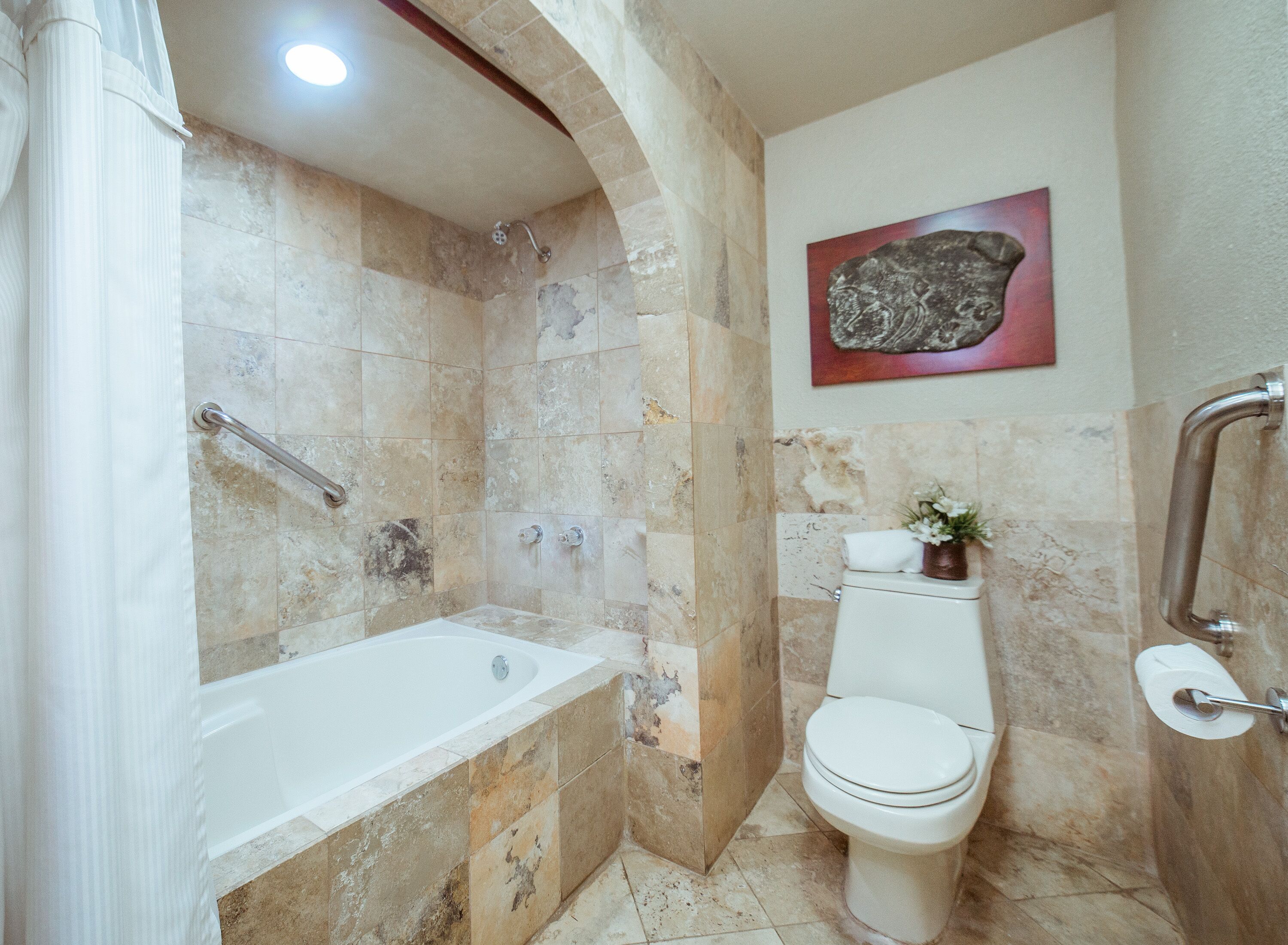 Un baño con bañera, inodoro y ducha.