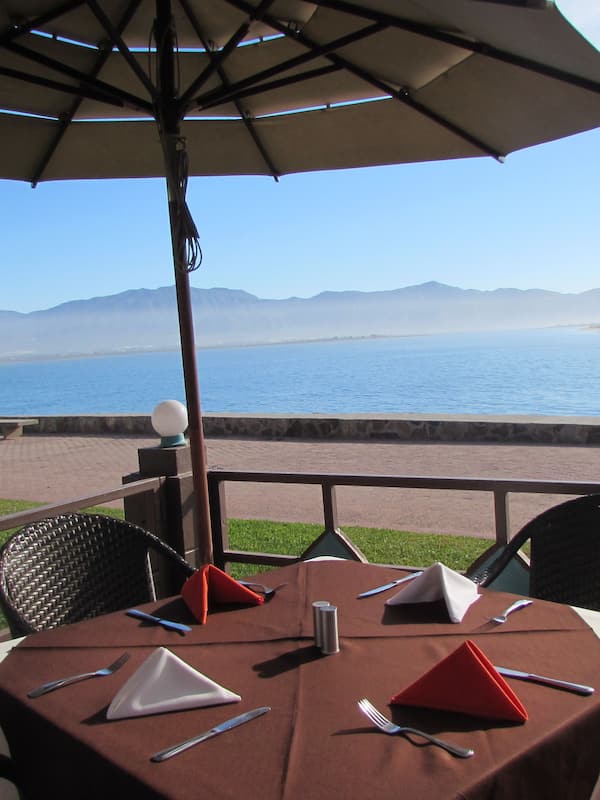 Aperto a colazione, pranzo e cena, con vista sulla spiaggia