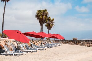 Plage privée, chaises longues, parasols, massages sur la plage