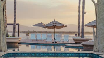 Una piscina al aire libre, sombrillas