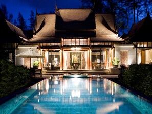 Three Bedroom Double Pool Villa | Luxe beddengoed, een minibar, een kluis op de kamer, een bureau