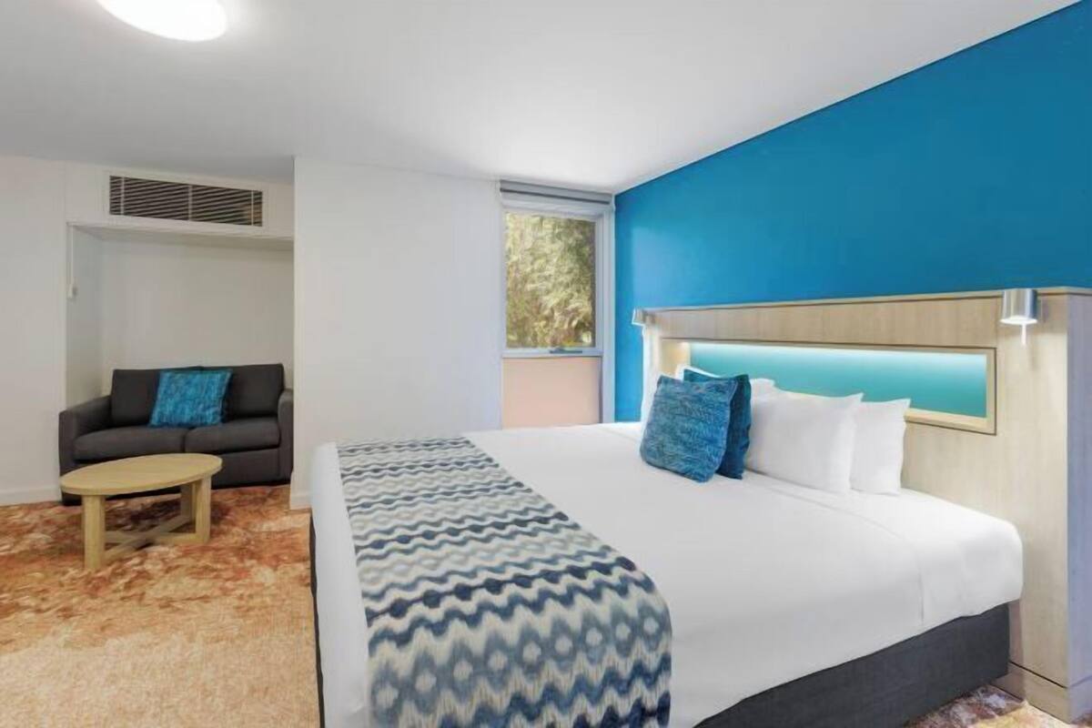 Tabla de planchar con plancha, wifi gratis, despertador y ropa de cama