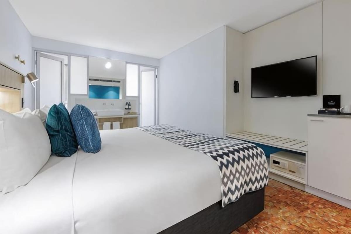 Iron/ironing board, WiFi (free), alarm clocks, bed sheets