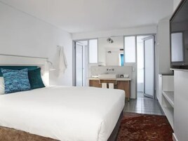 Standard Room Request King Zipper | Bathroom | Shower, hydromassage showerhead, free toiletries, hair dryer