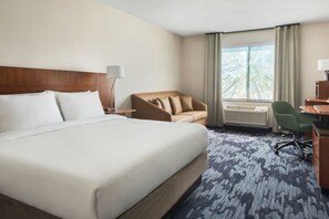 客房, 1 張特大雙人床和 1 張沙發床 | 書桌、筆電工作空間、遮光布/窗簾、熨斗/熨衣板