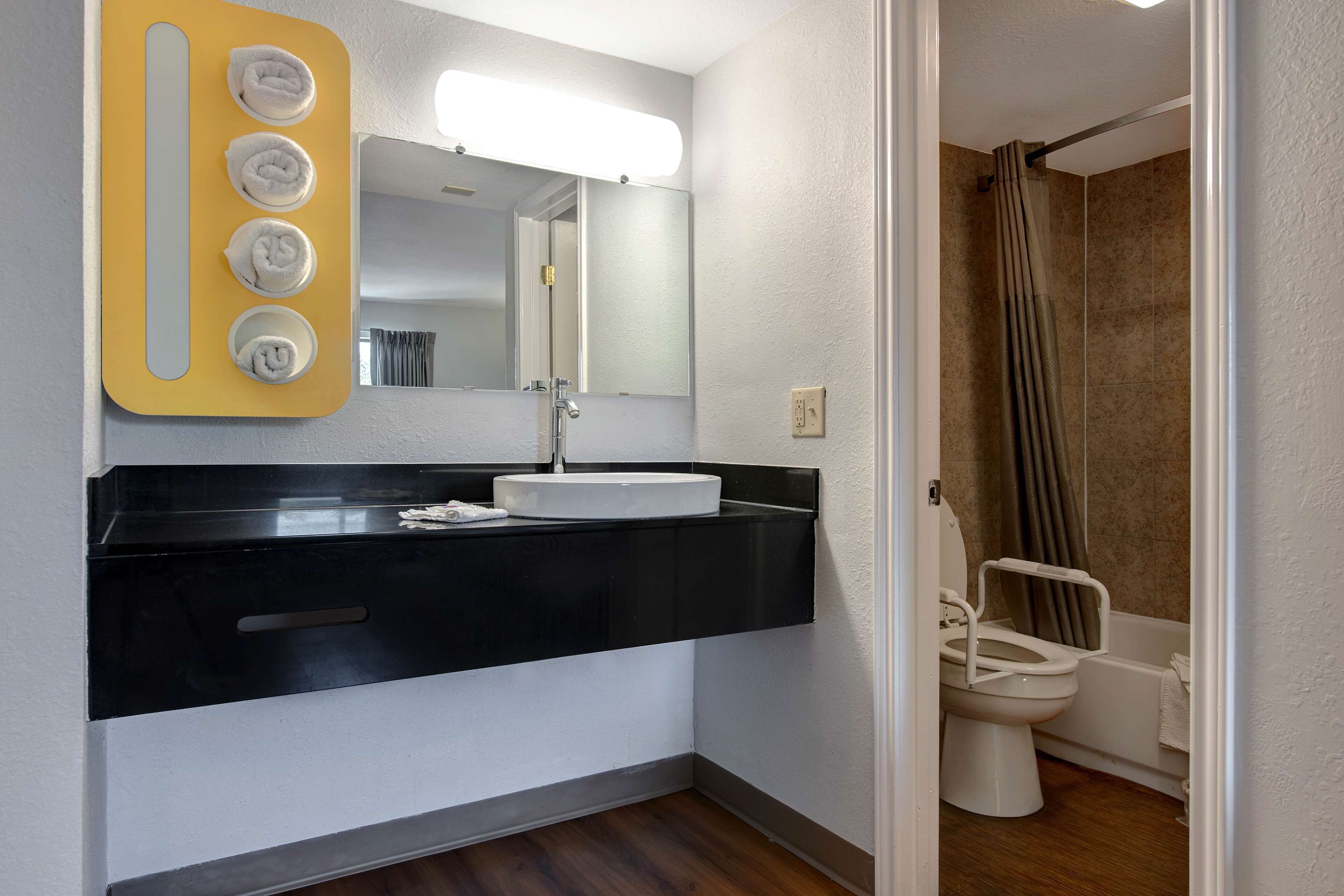 Habitación estándar, 2 camas de matrimonio, accesible para personas con discapacidad, no fumadores | Baño | Ducha y bañera combinadas y toallas