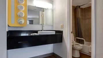 Habitación estándar, 2 camas de matrimonio, accesible para personas con discapacidad, no fumadores | Baño | Ducha y bañera combinadas y toallas