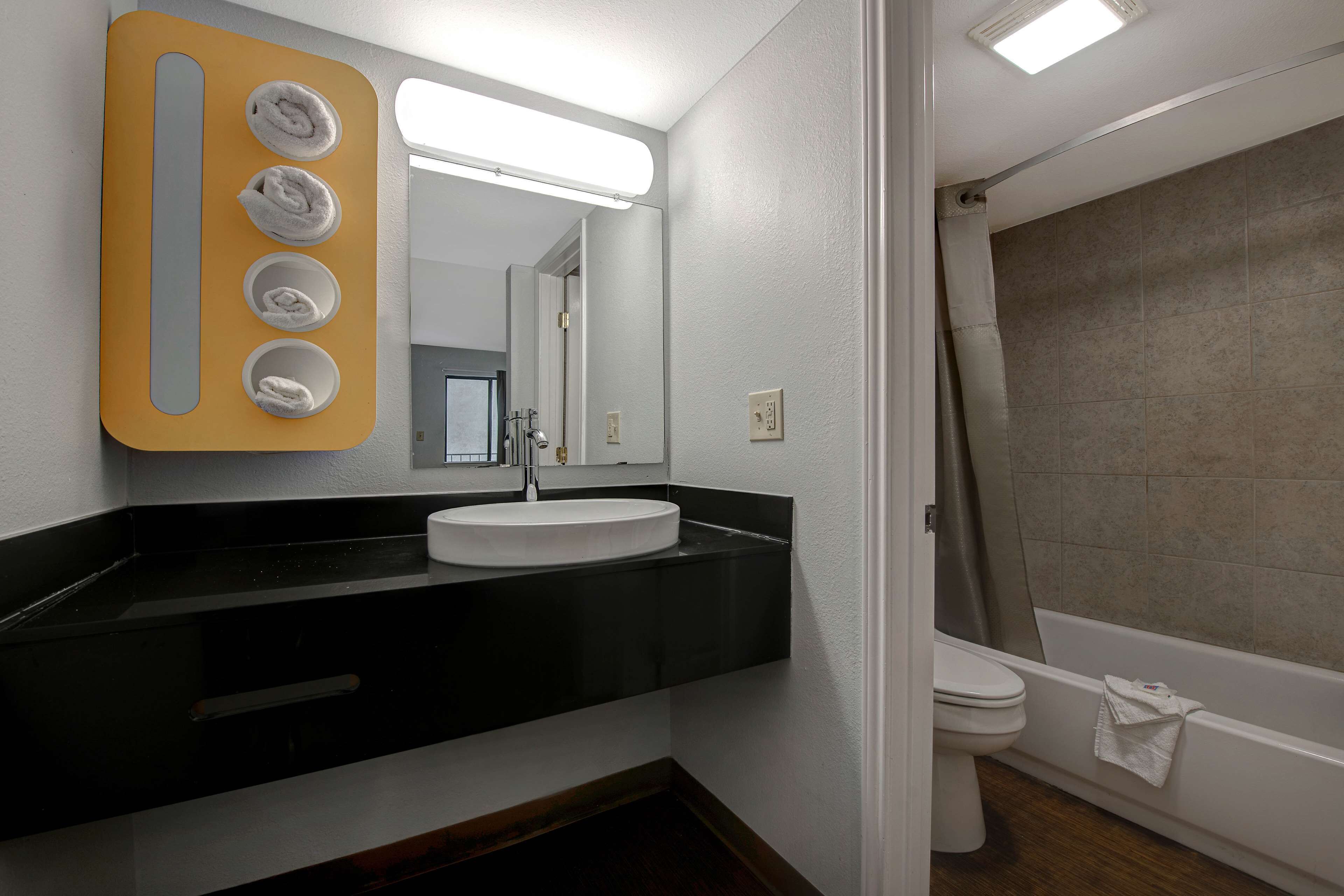 Kombination af bruser/badekar, håndklæder