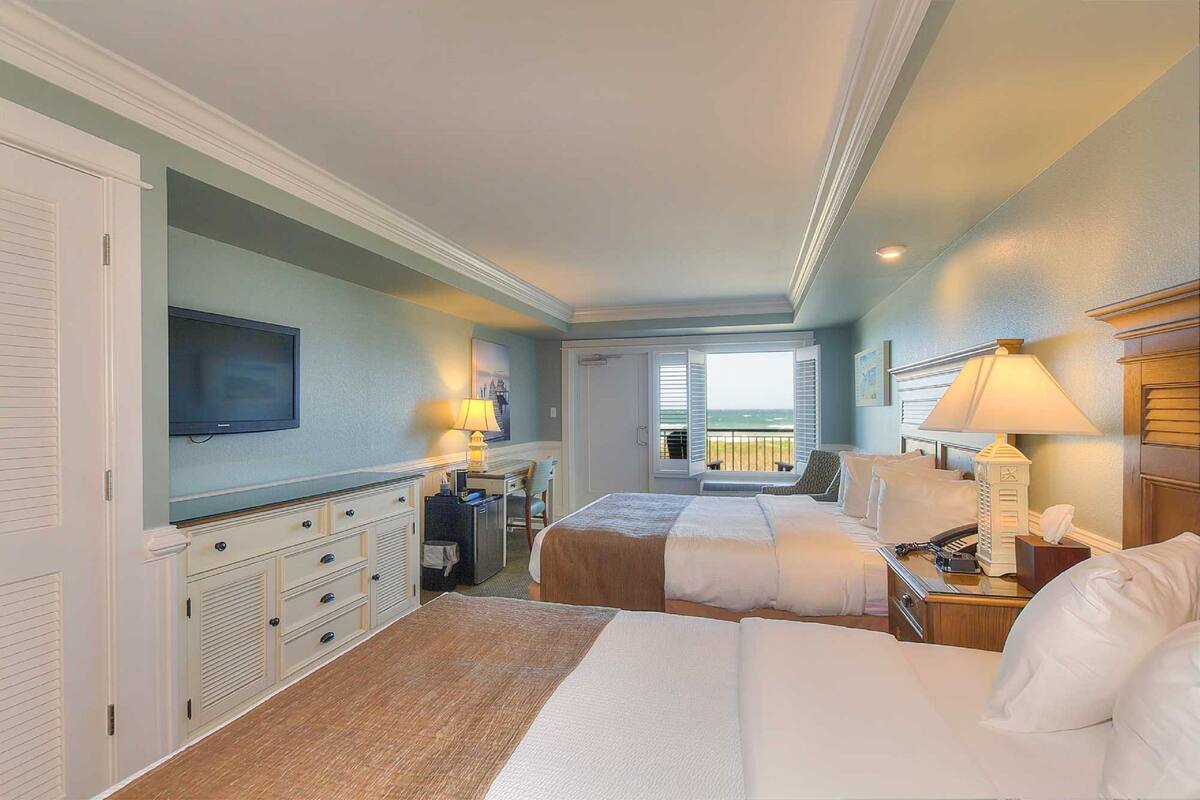 尊荣客房, 2 张大床, 海洋景观, 塔楼 (Ocean View with Balcony) | 高档床上用品、办公桌、笔记本电脑工作区、免费 WiFi