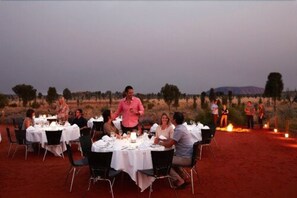 Outdoor dining - Emu Walk Apartments (Yulara)
