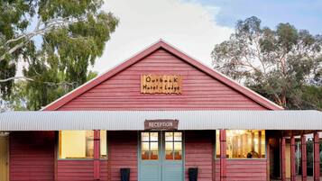 المنشأة من الخارج