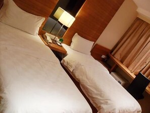 Business Twin Room | In-room safe, desk, blackout drapes, iron/ironing board - Forest Hotel (Guangzhou)