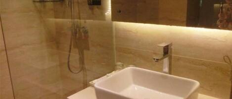 Regadera, amenidades de baño gratuitas, secadora de cabello, pantuflas