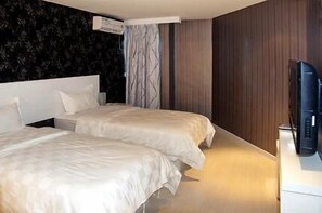Chambre Affaires avec lits jumeaux | Coffre-fort pour ordinateur portable, bureau, rideaux d’obscurcissement