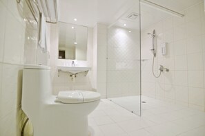 Family Room | Bathroom | Shower, hair dryer, towels - Palmer Hotel (Taichung)