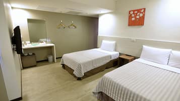 Elite Triple Room | Desk, soundproofing, free WiFi, bed sheets