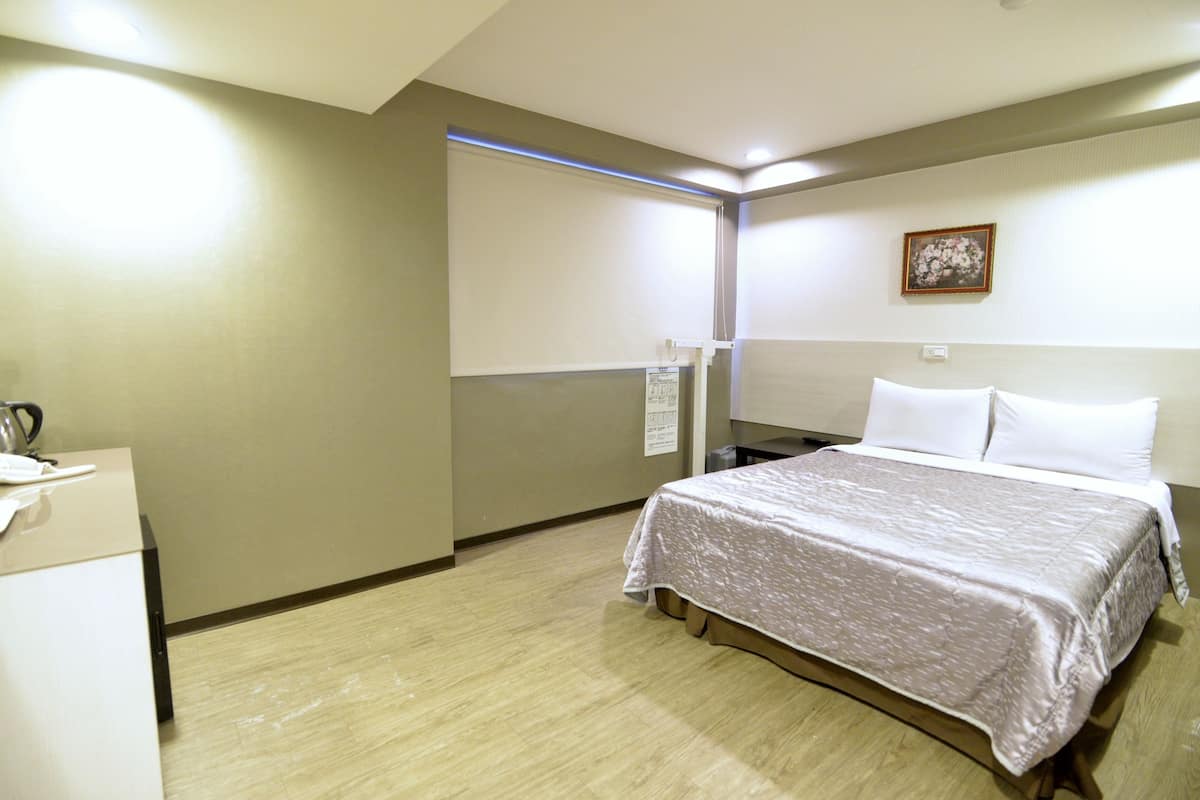 标准双人房 | 办公桌、隔音、免费 WiFi、床单