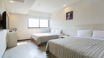 Vierbettzimmer | Schreibtisch, schallisolierte Zimmer, kostenloses WLAN, Bettwäsche