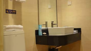 Combined shower/bathtub, rainfall showerhead, free toiletries, slippers