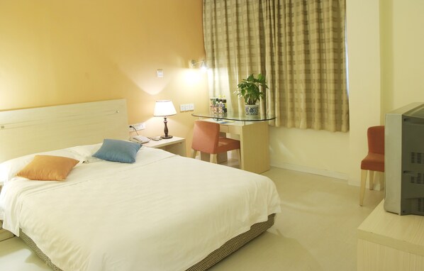 Escritorio, cortinas blackout y internet por cable gratis 