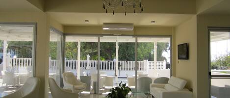 Coin salon dans le hall